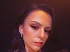 Cher Lloyd anuncia que seu pai, Darren, morreu enquanto ela compartilha suas mensagens de texto comoventes e diz: ‘Nunca senti uma dor assim’ Cher Lloyd anuncia que seu pai, Darren, morreu enquanto ela compartilha suas mensagens de texto comoventes e diz: 'Nunca senti uma dor assim'