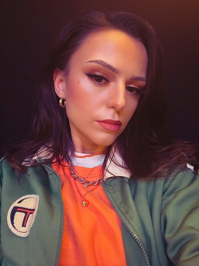 Cher Lloyd anuncia que seu pai, Darren, morreu enquanto ela Cher Lloyd anuncia que seu pai, Darren, morreu enquanto ela compartilha suas mensagens de texto comoventes e diz: 'Nunca senti uma dor assim'