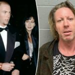 Elijah Blue Allman e Cher participando de um evento.