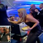 O secretário de Saúde, Robert F. Kennedy Jr. e sua esposa Cheryl Hines, e o vice-chefe de gabinete de política Stephen Miller e sua esposa Katie Miller são escoltados para fora da sala por agentes do Serviço Secreto, logo após a evacuação do presidente dos EUA, Donald Trump, depois que um homem abriu fogo com uma espingarda contra o pessoal de segurança do lado de fora da sala durante o jantar anual da Associação de Correspondentes da Casa Branca em 25 de abril de 2026