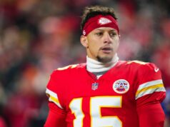 Chiefs demonstrando interesse no destaque do WR de 1.100 jardas para Patrick Mahomes Patrick Mahomes #15 of the Kansas City Chiefs warms up prior to an NFL football game against the Houston Texans at GEHA Field at Arrowhead Stadium on December 7, 2025 in Kansas City, Missouri.