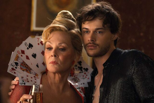 Chris Briney está implorando a seus fãs que assistam ‘Hacks’ Chris Briney está implorando a seus fãs que assistam ‘Hacks’ desde o início e não apenas sua aparição na 5ª temporada: “É um dos programas mais importantes que existe”