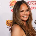 Chrissy Teigen é vista em 26 de março de 2026 em Los Angeles, Califórnia.