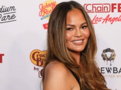 Chrissy Teigen usava jeans estranhamente lisonjeiros, perfeitos para o clima quente Chrissy Teigen é vista em 26 de março de 2026 em Los Angeles, Califórnia.