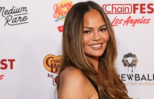 Chrissy Teigen usava jeans estranhamente lisonjeiros, perfeitos para o clima quente Chrissy Teigen é vista em 26 de março de 2026 em Los Angeles, Califórnia.