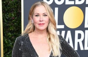 Christina Applegate, 54, é ‘hospitalizada’ em meio à batalha contra a esclerose múltipla… depois de revelar que está praticamente confinada à cama com a doença Christina Applegate foi “hospitalizada” em meio à sua batalha contínua contra a esclerose múltipla (EM); visto em 2020 em Beverly Hills