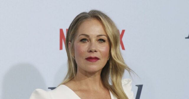 Christina Applegate diz que está ‘ficando mais forte e melhor a cada dia’ em meio a relatos de hospitalização
