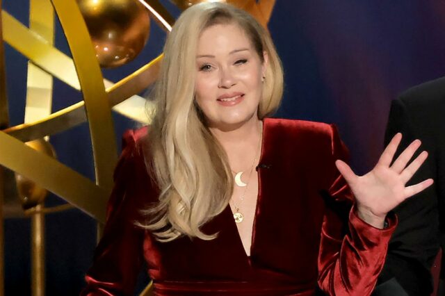 Christina Applegate hospitalizada em meio à batalha da esclerose múltipla: relatório
