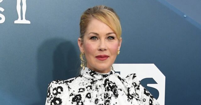 Christina Applegate quebra o silêncio após relatos de hospitalização
