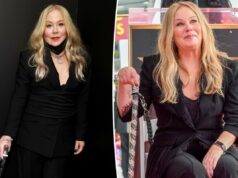Christina Applegate quebra o silêncio sobre a recente hospitalização em meio à batalha da esclerose múltipla: ‘Eu sou uma garota forte’ Christina Applegate no 28º Annual Critics Choice Awards, vestindo um terninho preto, máscara preta pendurada no pescoço e segurando uma bengala preta.