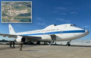 Cidadão chinês preso no JFK após supostamente fotografar aeronaves militares dos EUA na base de Nebraska Os mantenedores do 595º Esquadrão de Manutenção de Aeronaves preparam o E-4B para o vôo enquanto uma equipe de produção de documentário visitante embarca no Nightwatch para filmar uma surtida de treinamento local e missão de reabastecimento aéreo na Base Aérea de Offutt, Nebraska, 15 de maio de 2024.