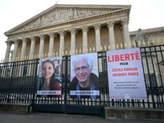Cidadãos franceses regressam a casa após libertação da prisão no Irão Cidadãos franceses regressam a casa após libertação da prisão no Irão