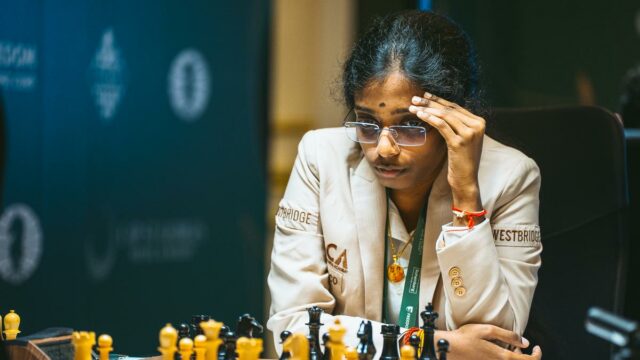 Classificação dos candidatos da FIDE em 2026: Divya e Vaishali compartilham a liderança; Sindarov amplia liderança com Praggnanandhaa em quarto lugar após a 8ª rodada
