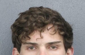 Clavicular hospitalizado após suspeita de overdose após ‘looksmaxxer’ visto em uma transmissão ao vivo perturbadora Clavicular foi preso em 26 de março perto de Fort Lauderdale, Flórida, sob acusação de agressão por contravenção.