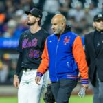 O arremessador do New York Mets Clay Holmes (35) é puxado na sexta entrada contra o Athletics no Citi Field, sexta-feira, 10 de abril de 2026,