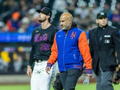 Clay Holmes sai com tensão no tendão esquerdo em preocupação do Mets O arremessador do New York Mets Clay Holmes (35) é puxado na sexta entrada contra o Athletics no Citi Field, sexta-feira, 10 de abril de 2026,