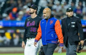 Clay Holmes sai com tensão no tendão esquerdo em preocupação do Mets O arremessador do New York Mets Clay Holmes (35) é puxado na sexta entrada contra o Athletics no Citi Field, sexta-feira, 10 de abril de 2026,