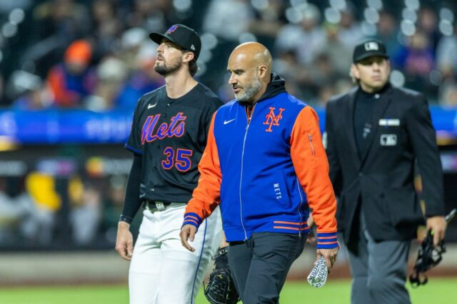 Clay Holmes sai com tensão no tendão esquerdo em preocupação O arremessador do New York Mets Clay Holmes (35) é puxado na sexta entrada contra o Athletics no Citi Field, sexta-feira, 10 de abril de 2026,