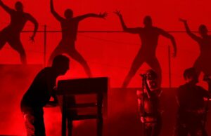 Coachella 2026: Nine Inch Noize renova o rock industrial para uma rave macabra Coachella 2026: Nine Inch Noize renova o rock industrial para uma rave macabra