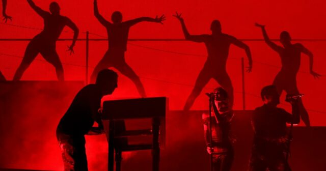 Coachella 2026: Nine Inch Noize renova o rock industrial para uma rave macabra
