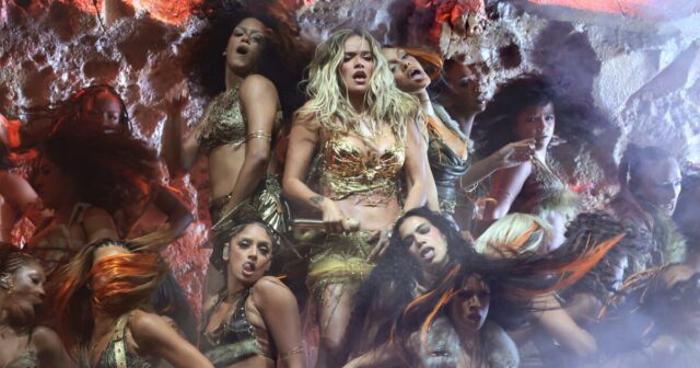 Coachella 2026: O histórico set de atração principal de Karol Coachella 2026: O histórico set de atração principal de Karol G foi vigoroso, poderoso e atrasado