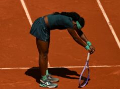 Coco Gauff vomita no meio da partida antes de avançar no Aberto de Madrid: ‘Consegui’ Coco Gauff anuncia transmissão de TV depois de ser pega quebrando sua raquete