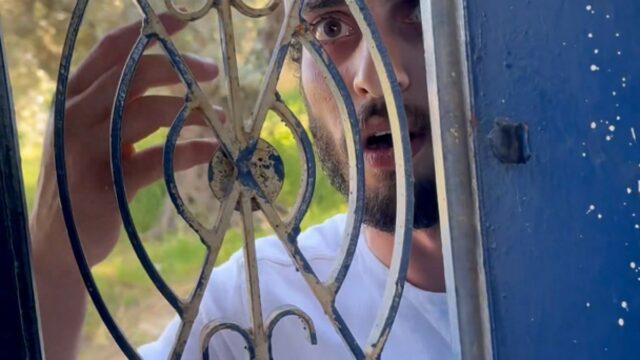 Colono israelense ataca casa de ativista de Hebron enquanto soldado observa
