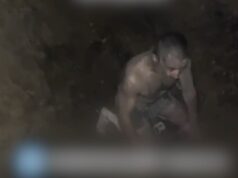 Comandante russo força soldado recusounik a rastejar como um cachorro, comer terra e ameaça amarrar uma mina terrestre nele em imagens de tortura vazadas Acredita-se que o soldado recusounik tenha fugido antes de ser capturado e punido no poço de tortura