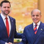 O vice-presidente dos EUA, JD Vance, ao centro, caminha com o chefe das Forças de Defesa e chefe do Estado-Maior do Exército, marechal Asim Munir, à esquerda, e o vice-primeiro-ministro e ministro das Relações Exteriores do Paquistão, Mohammad Ishaq Dar