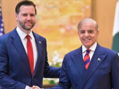 Começam negociações entre EUA e Irã no Paquistão O vice-presidente dos EUA, JD Vance, ao centro, caminha com o chefe das Forças de Defesa e chefe do Estado-Maior do Exército, marechal Asim Munir, à esquerda, e o vice-primeiro-ministro e ministro das Relações Exteriores do Paquistão, Mohammad Ishaq Dar