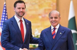 Começam negociações entre EUA e Irã no Paquistão O vice-presidente dos EUA, JD Vance, ao centro, caminha com o chefe das Forças de Defesa e chefe do Estado-Maior do Exército, marechal Asim Munir, à esquerda, e o vice-primeiro-ministro e ministro das Relações Exteriores do Paquistão, Mohammad Ishaq Dar