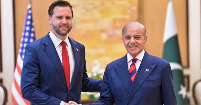 Começam negociações entre EUA e Irã no Paquistão O vice-presidente dos EUA, JD Vance, ao centro, caminha com o chefe das Forças de Defesa e chefe do Estado-Maior do Exército, marechal Asim Munir, à esquerda, e o vice-primeiro-ministro e ministro das Relações Exteriores do Paquistão, Mohammad Ishaq Dar