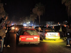 Comemorações na estrada enquanto as pessoas começam a retornar ao sul do Líbano Comemorações na estrada enquanto as pessoas começam a retornar ao sul do Líbano