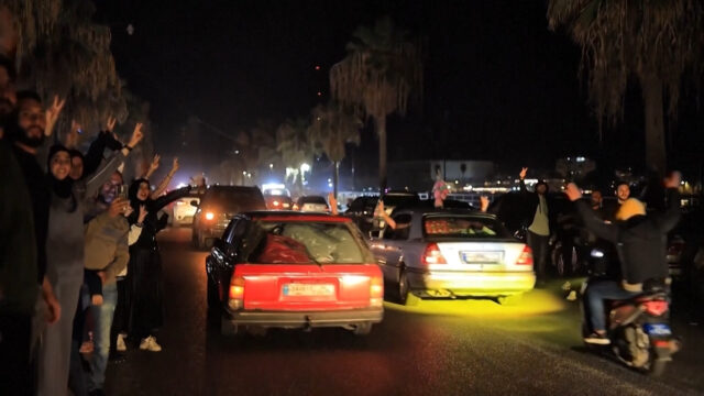 Comemorações na estrada enquanto as pessoas começam a retornar ao sul do Líbano
