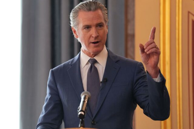 Como Gavin Newsom e os contribuintes da Califórnia subsidiaram a invasão de migrantes
