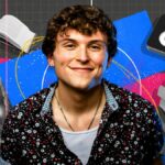 Jonah Evarts em um fundo cercado por livros e um logotipo do TikTok.