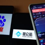 Um smartphone exibindo o preço das ações do Baidu Hong Kong e dois outros smartphones exibindo os logotipos Baidu e Kunlunxin.
