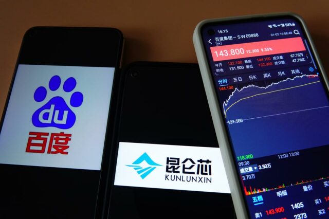 Um smartphone exibindo o preço das ações do Baidu Hong Kong e dois outros smartphones exibindo os logotipos Baidu e Kunlunxin.