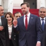 A delegação iraniana foi liderada pelo presidente parlamentar Mohammed Bagher Ghalibaf (centro-direita) e pelo ministro das Relações Exteriores, Abbas Araghchi (centro-esquerda).