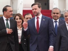 Como a administração Trump entregou à liderança do Irão um lugar seguro para se reagrupar A delegação iraniana foi liderada pelo presidente parlamentar Mohammed Bagher Ghalibaf (centro-direita) e pelo ministro das Relações Exteriores, Abbas Araghchi (centro-esquerda).