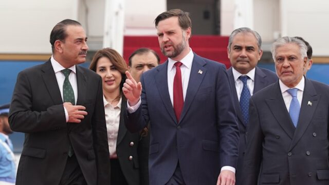 Como a administração Trump entregou à liderança do Irão um A delegação iraniana foi liderada pelo presidente parlamentar Mohammed Bagher Ghalibaf (centro-direita) e pelo ministro das Relações Exteriores, Abbas Araghchi (centro-esquerda).