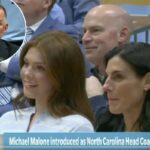 A filha de Mike Malone, Bridget (L) e sua esposa Jocelyn (R) em sua coletiva de imprensa introdutória após assumir o cargo de treinador principal na UNC em 7 de abril de 2026.