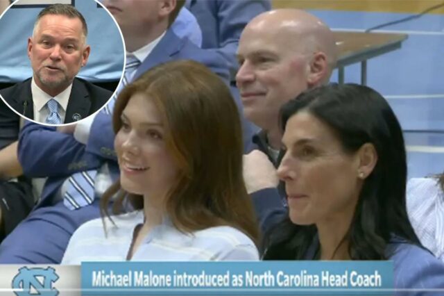 Como a filha estrela do vôlei de Mike Malone o A filha de Mike Malone, Bridget (L) e sua esposa Jocelyn (R) em sua coletiva de imprensa introdutória após assumir o cargo de treinador principal na UNC em 7 de abril de 2026.