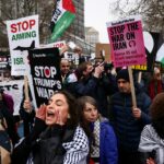 Um homem que se descreveu como um 'contra-manifestante patriota' e apoia a operação dos EUA e de Israel contra o Irã, veste uma jaqueta com o tema Union Jack enquanto agita uma bandeira da Inglaterra, enquanto ativistas anti-guerra protestam do lado de fora da RAF Fairford, que hospeda pessoal da Força Aérea dos Estados Unidos (USAF), em meio ao conflito EUA-Israel com o Irã, em Fairford, Grã-Bretanha, 7 de março de 2026. REUTERS/Toby Melville