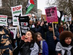 Como a guerra do Irão está a atingir o Reino Unido Um homem que se descreveu como um 'contra-manifestante patriota' e apoia a operação dos EUA e de Israel contra o Irã, veste uma jaqueta com o tema Union Jack enquanto agita uma bandeira da Inglaterra, enquanto ativistas anti-guerra protestam do lado de fora da RAF Fairford, que hospeda pessoal da Força Aérea dos Estados Unidos (USAF), em meio ao conflito EUA-Israel com o Irã, em Fairford, Grã-Bretanha, 7 de março de 2026. REUTERS/Toby Melville