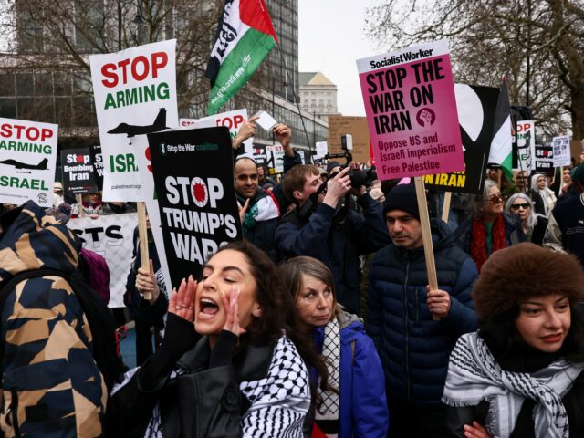 Um homem que se descreveu como um 'contra-manifestante patriota' e apoia a operação dos EUA e de Israel contra o Irã, veste uma jaqueta com o tema Union Jack enquanto agita uma bandeira da Inglaterra, enquanto ativistas anti-guerra protestam do lado de fora da RAF Fairford, que hospeda pessoal da Força Aérea dos Estados Unidos (USAF), em meio ao conflito EUA-Israel com o Irã, em Fairford, Grã-Bretanha, 7 de março de 2026. REUTERS/Toby Melville