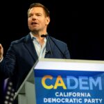 Eric Swalwell falando no evento do Partido Democrata da Califórnia.