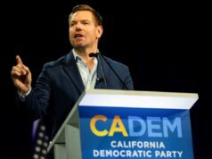 Como a implosão de Eric Swalwell muda a corrida para governador Eric Swalwell falando no evento do Partido Democrata da Califórnia.