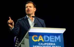 Como a implosão de Eric Swalwell muda a corrida para governador Eric Swalwell falando no evento do Partido Democrata da Califórnia.