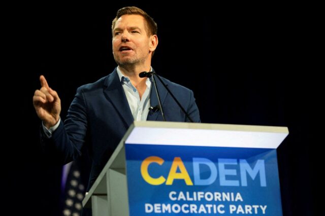 Eric Swalwell falando no evento do Partido Democrata da Califórnia.